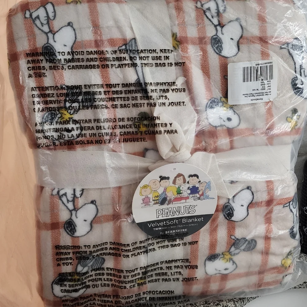 NWT PEANUTS Berkshire Velvetloft Peanuts Snoopy Woodstock Holiday Plaid Blanket